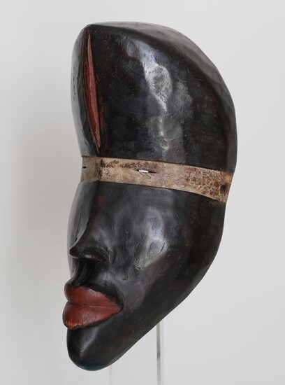 Afrique. Ce masque est doté d'un beau volume frontal dont la hauteur est partagée par...