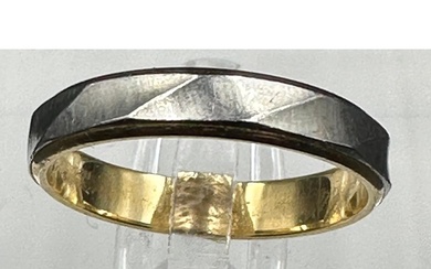An 18ct yellow gold and platinum wedding band style ring app...