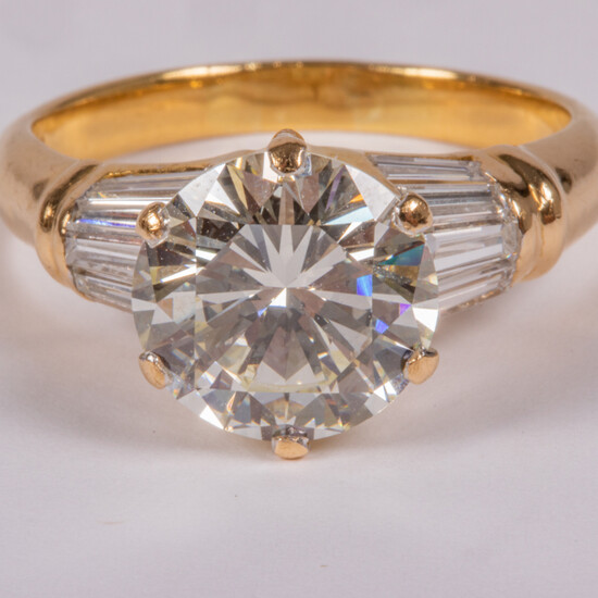 An 18kt. Yellow Gold and Diamond Ring