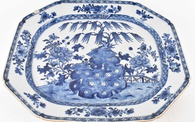 An 18th century Chinese Export porcelain blue and white tureen...