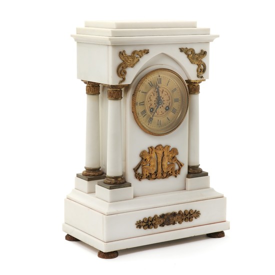 An Empire style white marble and gilt bronze mounted mantel clock, dial with black Roman numerals. Late 19th century. H. 45 cm. W. 31 cm. D. 18 cm.