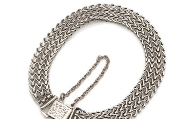 An English hallmarked sterling silver bracelet, maker JAM, Sheffield 1979, each wishbone shaped link set on a post, very flexible design, L: 19cm x 10mm
