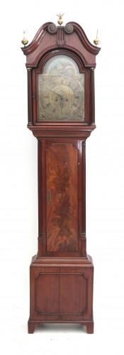 An English longcase clock in mahogany case with arched hood and fluted columns enclosing an arched dial signed: tho. Whipp, Rochdale, Engeland, circa 1780.