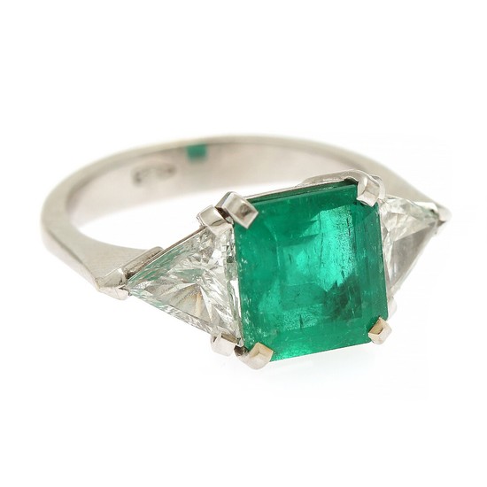 An emerald and diamond ring set with an emerald weighing app. 2.45 ct. flanked by two diamonds, mounted in 18k white gold. Size 52.