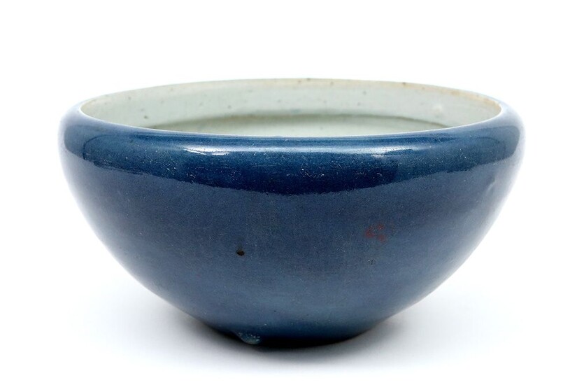 Antieke Chinese diepe schaal in porselein met poederblauw oppervlak - diameter : 27,5 cm -...