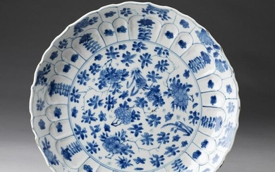 Arte Cinese A blue and white porcelain dish bearing a