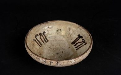 Arte Islamica An earthenware bowl with slip painted