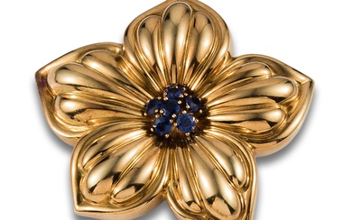 BROOCH, 1980s, OF SAPPHIRES AND YELLOW GOLD IN THE SHAPE OF A FLOWER