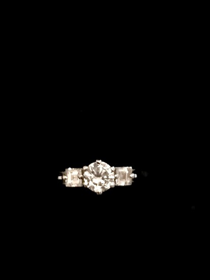 Bague Trilogie en or blanc 18K (750°/00) ornée d’un diamant rond taillé en brillant moderne...