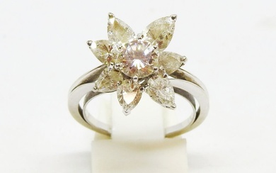 Bague fleur en or 18 K agrémentée de 7 diamants taille poire formant pétales, ornée...