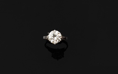 Bague solitaire en or 18k (750e) et platine (850e), ornée d'un diamant taille brillant en...