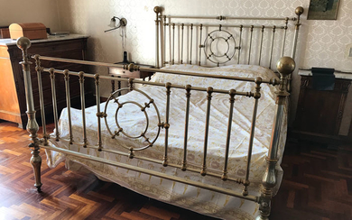 Bed, Magnificent creation from the early 1900s in brass with apples and decorations.