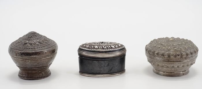 Betelnut accessories (3) - Silver and metal alloy - Burma - Late 19th, early 20th