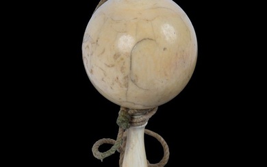 Bilboquet en ivoire d'éléphant (elephantidae spp.) sculpté et tourné composé d'un pied tourné de forme...