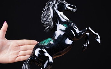 Black Schist with Emerald inclusions - Sculpture - Schist Horse - Height: 325 mm - Width: 255 mm- 2969 g