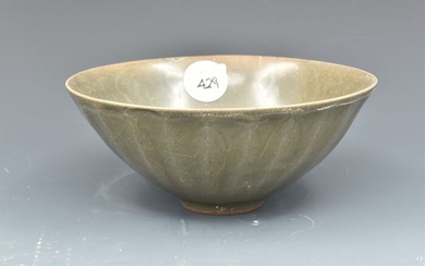 Bowl, Tea bowl (1) - Celadon, Dragonware - Porcelain - Lotus, Lotus flower, louts petal pattern - 龍泉窯青釉剔劃花碗(Lot No.429) - China - Ming Dynasty (1368-1644)