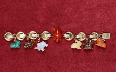 Bracelet En or 18K (750‰) orné de 7 animaux en pierres dures de différentes couleurs Poids brut 33,90 g H. 16 cm
