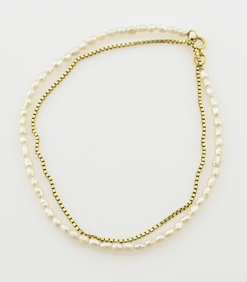 Bracelet en perles et or, 585/000. Bracelet avec de petites perles biwa et un morceau...