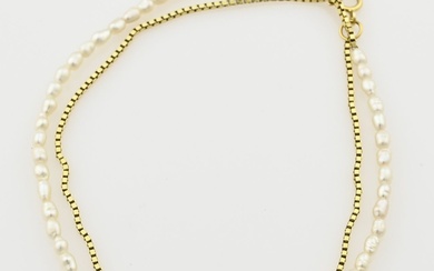 Bracelet en perles et or, 585/000. Bracelet avec de petites perles biwa et un morceau...