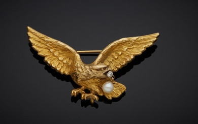 Broche en or jaune 18K 750‰, représentant un aigle les ailes déployées, dans son bec...