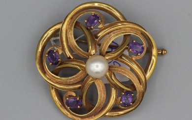 Broche en or ornée d’une perle entourée d’améthystes - Poids brut : 18 g