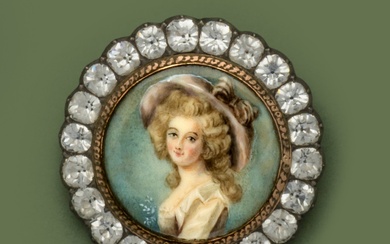 Broche ronde en argent (800/1000) ornée d'une minitiature peinte représentant une jeune fille au chapeau...