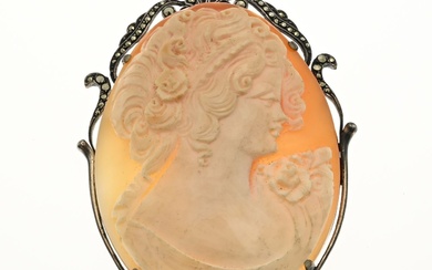 Broche/pendentif en argent, 833/000, avec camée et marquisite. Bord ovale en argent décoré de pierres...