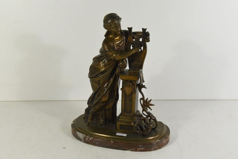 Bronze patiné “Dame à l’antique avec lyre” signé AIZELIN E. Monté sur un socle en...