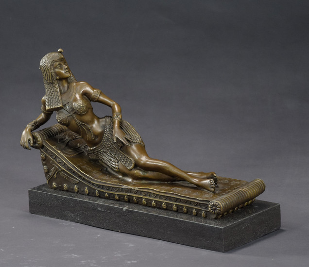 Bronzeskulptur, egyptisk kvinde i patineret bronze, monteret på...