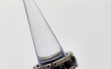 CHANEL Bague "ULTRA" en or gris 750 millièmes, céramique noire et diamants Signée et numérotée...