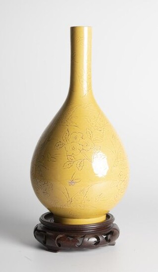 CHINE Vase en porcelaine jaune à décor incisé... - Lot 209 - Paris Enchères - Collin du Bocage