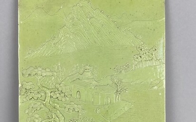 CHINE, fin XIXe-début XXe. Plaque en porcelaine vert pâle, rectangulaire, à décor en léger relief...