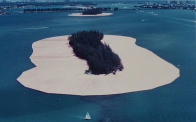 CHRISTO et WOLFGANG VOLZ - Surrounded Islands. 1980-1983. Photographie de l'action Landart. Tirage cibachrome. 1992....