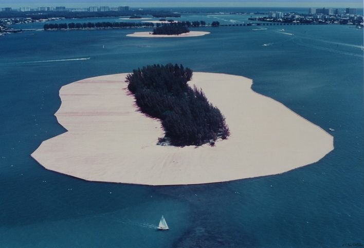 CHRISTO et WOLFGANG VOLZ - Surrounded Islands. 1980-1983. Photographie de l'action Landart. Tirage cibachrome. 1992....