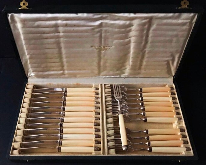 CHRISTOFLE, set of 12 fruit cutlery with ivory handles and silver plated metal tops shell model in a case (hair)