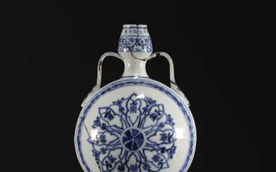 China - "Gourd" vase in blue-white porcelain, Xuande mark, Ming.