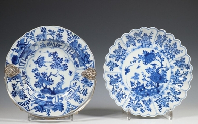 China, twee blauw-wit porseleinen bordjes, Kangxi