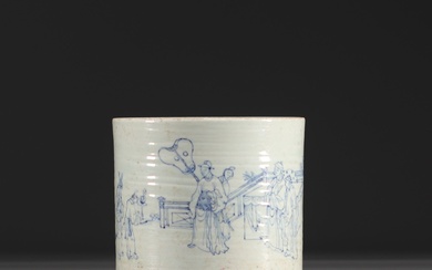 Chine - Porte pinceaux en porcelaine bleu blanc à décor de personnages, époque Qing. Poids:...