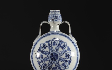 Chine - Vase "Gourde" en porcelaine blanc bleu, marque Xuande, Ming. Poids: 2.16 kg Livraison...