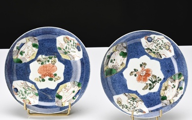 Chine, époque Kangxi (1661-1722) Paire de petites coupes creuses en porcelaine et émaux de la...