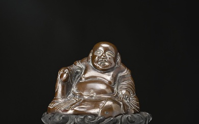 Chine XXe siècle, Statuette en bronze, représentant le bouddha milefo, tenant le sac des richesses....