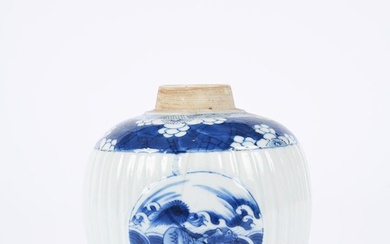 Chine, période Kangxi (1662-1722). Pot sphérique en porcelaine bleu-blanc, la panse côtelée ornée de trois...