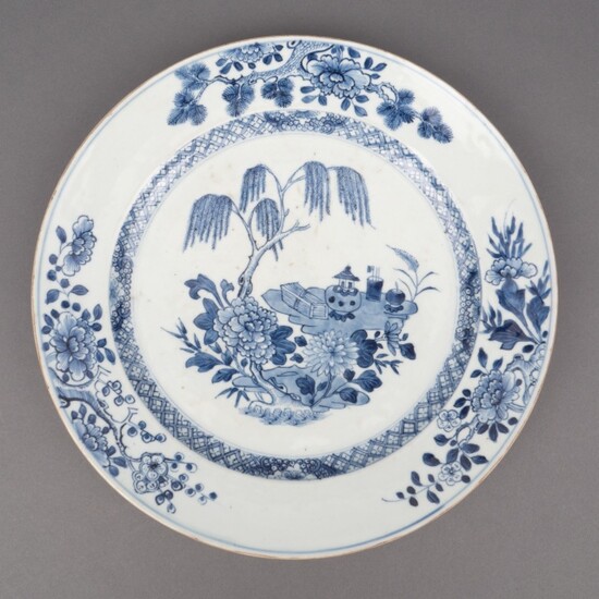 Chinees porseleinen schotel met blauw-wit decor: landschap met treurwilg...