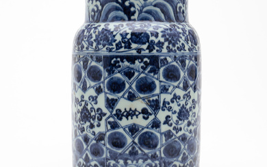 Chinese Ming-style vase in blue and white porcelain with brocade decoration, probably from the 19th century.