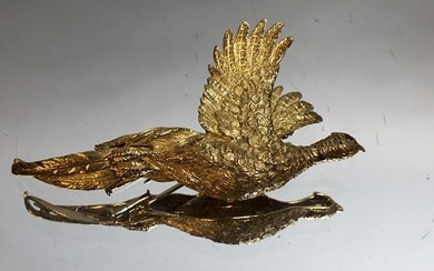 Chiseled gold brooch representing a pheasant. P. 17.2...