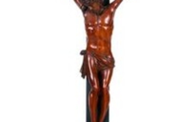 Christ en buis sculpté sur une croix en placage......