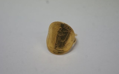 Coin of 20 frs gold Genie , workshop A. Date illegible, mounted in an 18 kt yellow gold ring. Weight 9, 34 g.