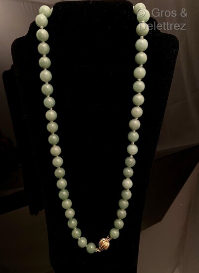 Collier composé d’un rang de perles d’aventurine.... - Lot 309 - Gros & Delettrez
