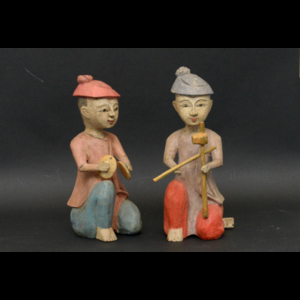 Coppia di sculture in legno intagliato e dipinto raffiguranti suonatori orientali (h cm 42) (difetti)