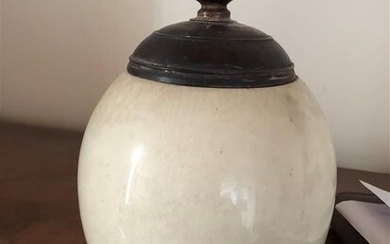Cream cracked vase. Wooden lid. Asia - 19th century. H. 14,5 cm (Cut)